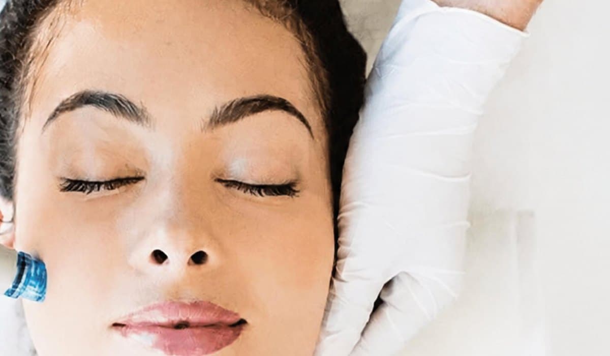 A client relaxing during a HydraFacial treatment